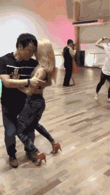 轻松一刻:新郎结婚不愿发誓撕掉誓词:爱嫁不嫁!