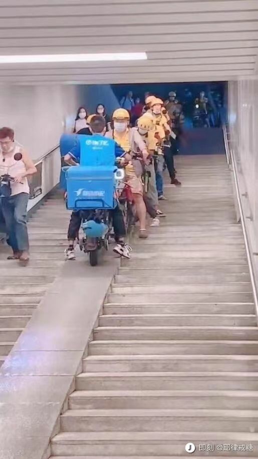 轻松一刻:一屯饭为性感朋友，在线举报。狐朋狗友之间的友情大翻车
